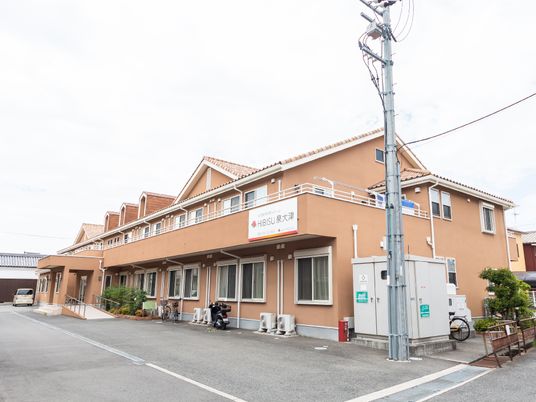 茶色の壁の建物エントランス
