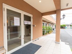 エントランスの明るい風景