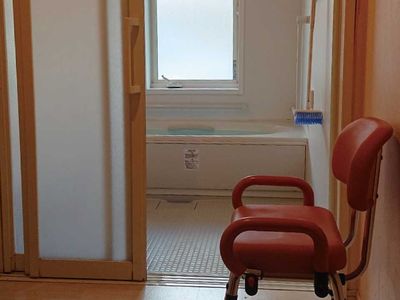 浴槽と手すり付き椅子