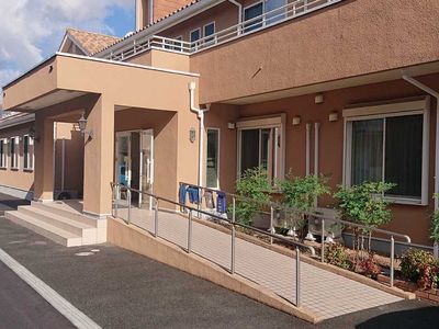 暖色系の建物エントランス