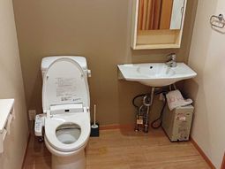 清潔なトイレと洗面台