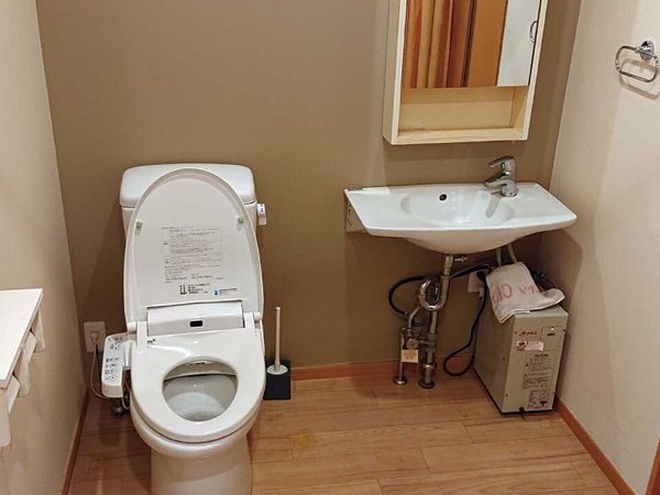 清潔なトイレと洗面台