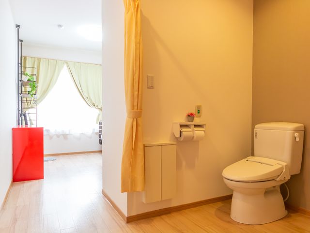 明るいトイレスペース トイレ 清潔感あふれるトイレは、バリアフリー設計により安心してご利用いただけます。窓からの柔らかな光が心地よい空間を演出しています。