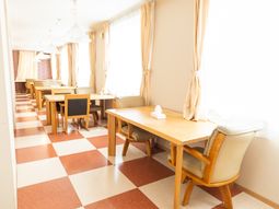 明るい食堂の風景