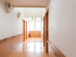 廊下の明るい風景