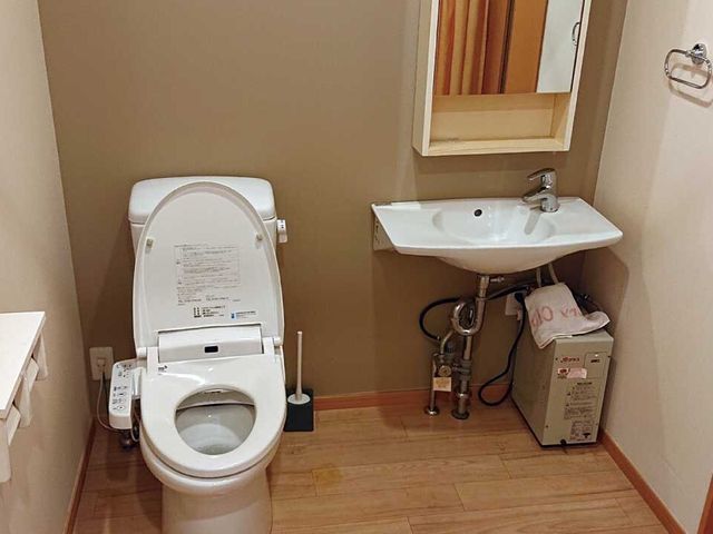 清潔なトイレと洗面台 トイレ ゆとりのあるトイレスペースには手すりも完備され、安全かつ快適にご利用いただける環境を整えております。