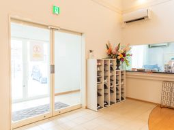 エントランスの靴棚と受付