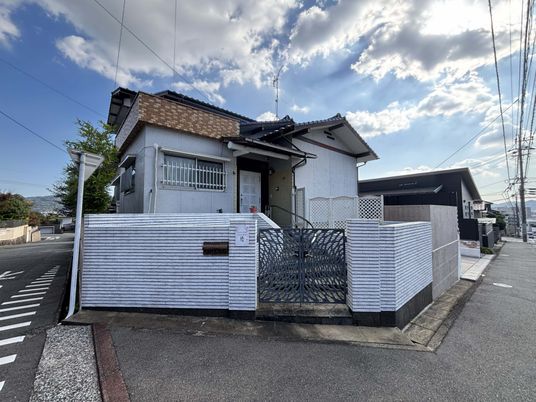 静かな住宅街の外観