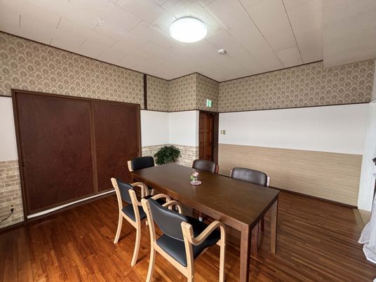 落ち着いた雰囲気のテーブルと椅子の部屋