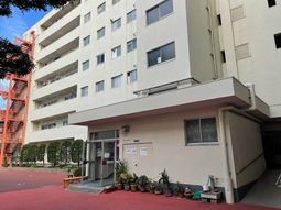 多階層ビルのエントランス