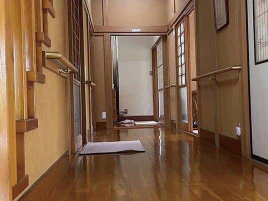 木目調の廊下  