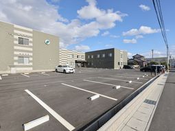 広々駐車場のある建物外観