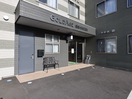 日差しが差し込むエントランス