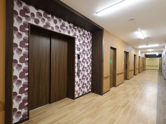 清潔な施設の廊下