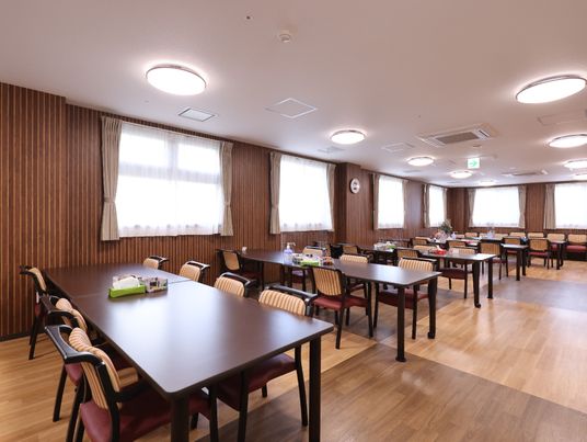 広々とした明るい食堂