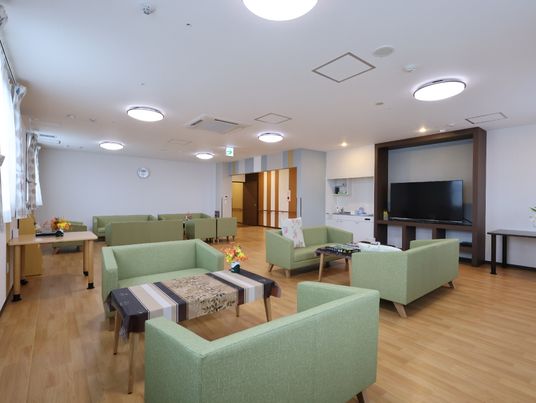 広々とした快適なラウンジ