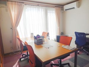 明るい会議テーブルのある休憩室  