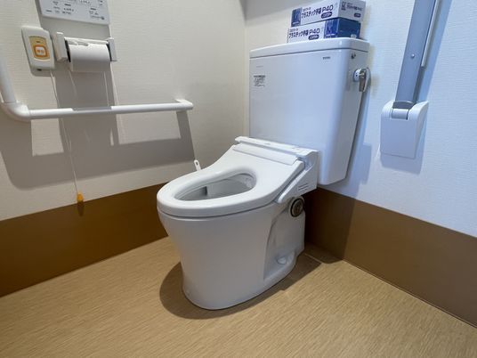 手を取り合うスタッフと利用者