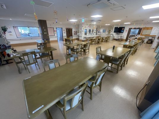 広々とした明るい食堂