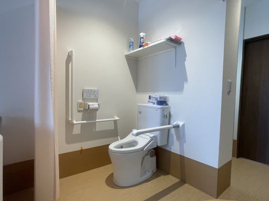 明るい表情のスタッフと利用者