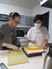 スタッフと共に料理する様子