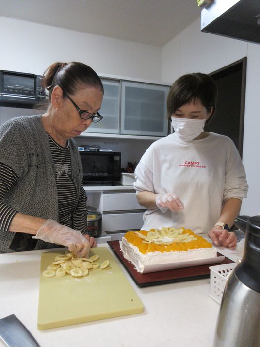 スタッフと共に料理する様子