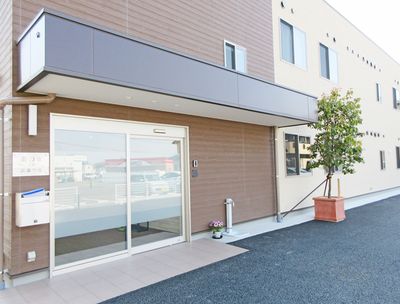 清潔感ある施設のエントランス