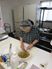 料理する高齢女性