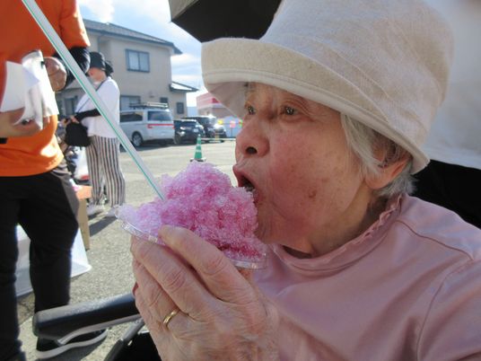 お祭り気分を味わう高齢者