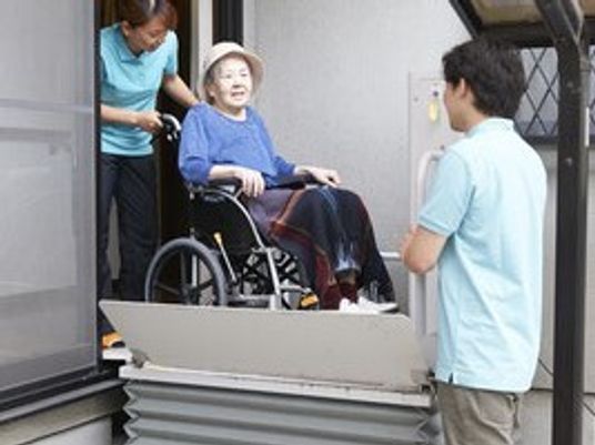 車椅子利用者の出入り支援
