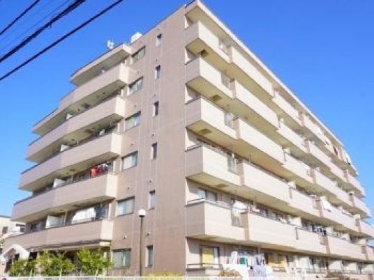 空にそびえる建物外観