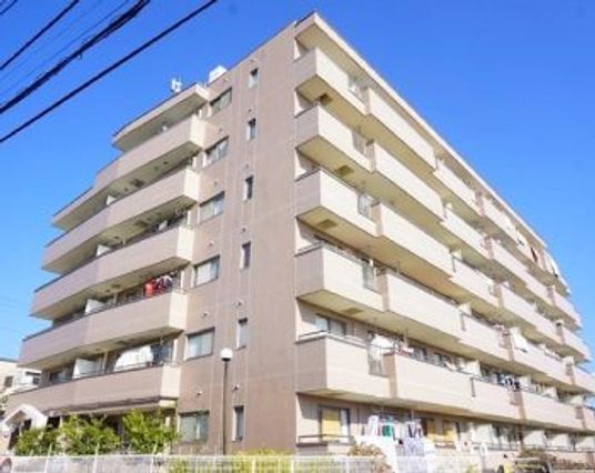 空にそびえる建物外観