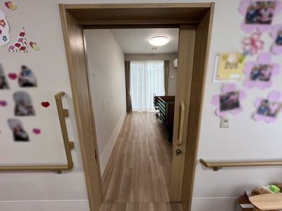 温かい雰囲気の廊下