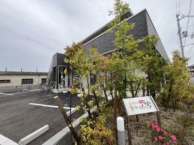 ゆったりとした庭のある外観