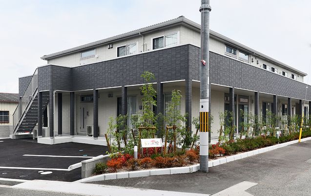 明るい外観の建物