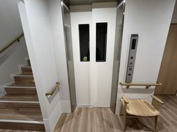 エレベーターと階段のある空間