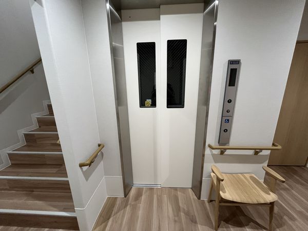 エレベーターと階段のある空間