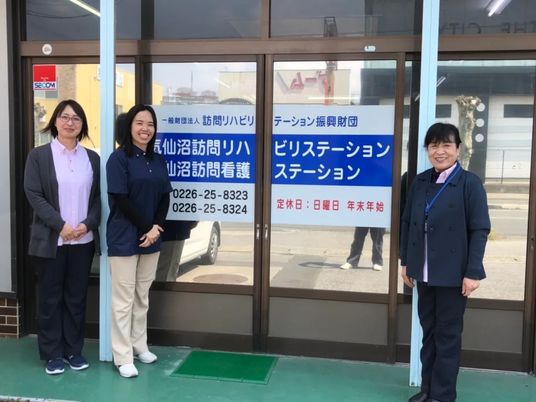 スタッフが並ぶ出入口  