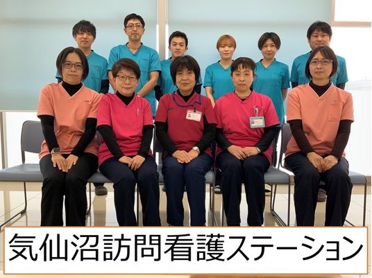 スタッフ集合の室内  