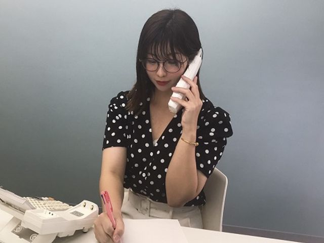 受付でお仕事する女性 応対に専念する受付担当者が、来訪者の第一の接点を創り出しています。来訪者の印象を左右する大切な役割を担っている職場です。