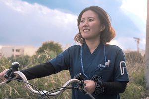 笑顔の女性スタッフと自転車