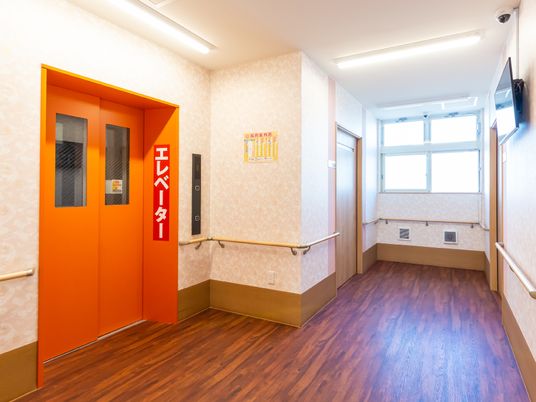 明るい廊下とエレベーター