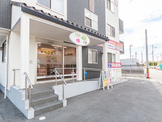 施設外観の明るいエントランス