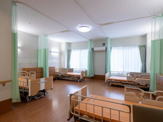 明るい居室のベッド並び 居室   窓から自然光が入る、明るく開放的な居室です。ベッドの間にゆとりがあり、移動しやすそうです。