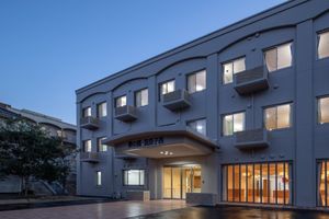 夕暮れの建物外観