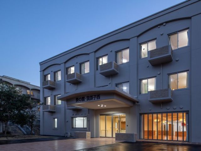 夕暮れの建物外観 外観 柔らかな夕陽に照らされた施設の前庭です。落ち着いた雰囲気の中で働くことができます。