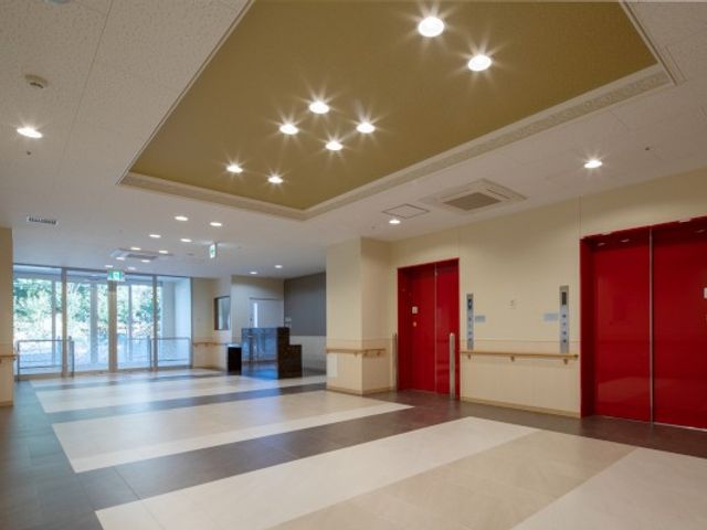 広々とした廊下 廊下 明るくて広々とした廊下は、自然光が差し込む快適なスペースです。エレベーターへのアクセスもスムーズです。