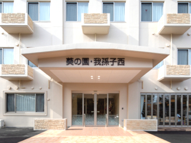 施設のエントランス エントランス 広々としたエントランスは、光が差し込み温かみを感じさせます。明るい雰囲気が魅力的です。