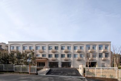落ち着いた外観の建物