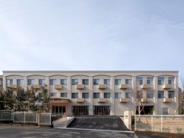 落ち着いた外観の建物 外観 広々とした構えの建物は、採光性の高い大きな窓が特徴です。快適に過ごせる雰囲気が感じられます。